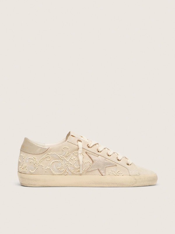 Golden Goose - Super-Star LTD donna in suede color perla con stella oro e ricami in perline in 