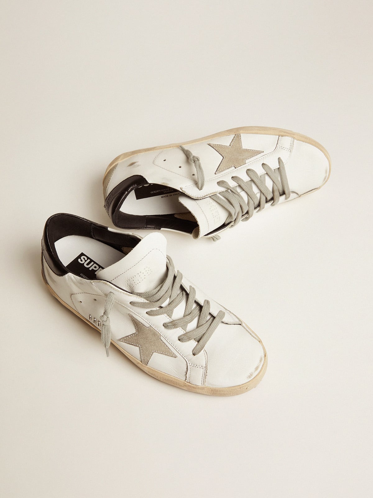 Golden Goose - Damen Super-Star mit schwarzer Ferse und Metallnieten-Schriftzug in 