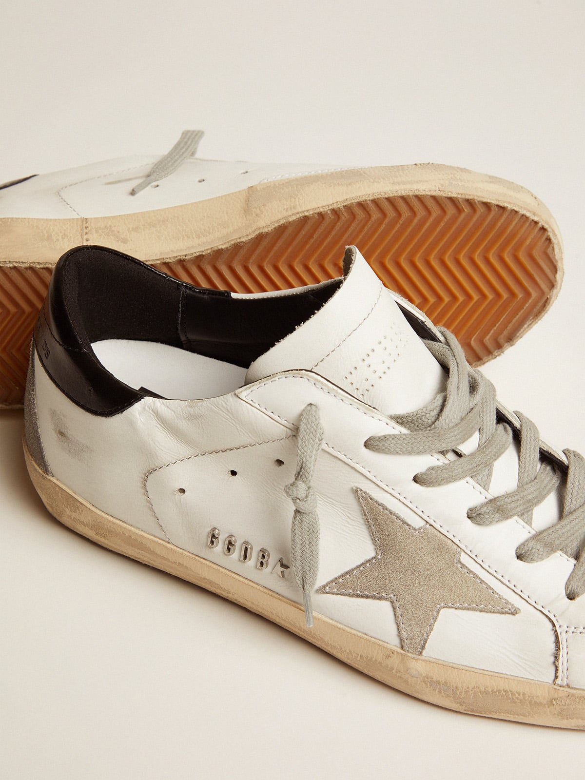 Golden Goose - Super-Star femme avec contrefort noir et lettrage avec clous en métal in 