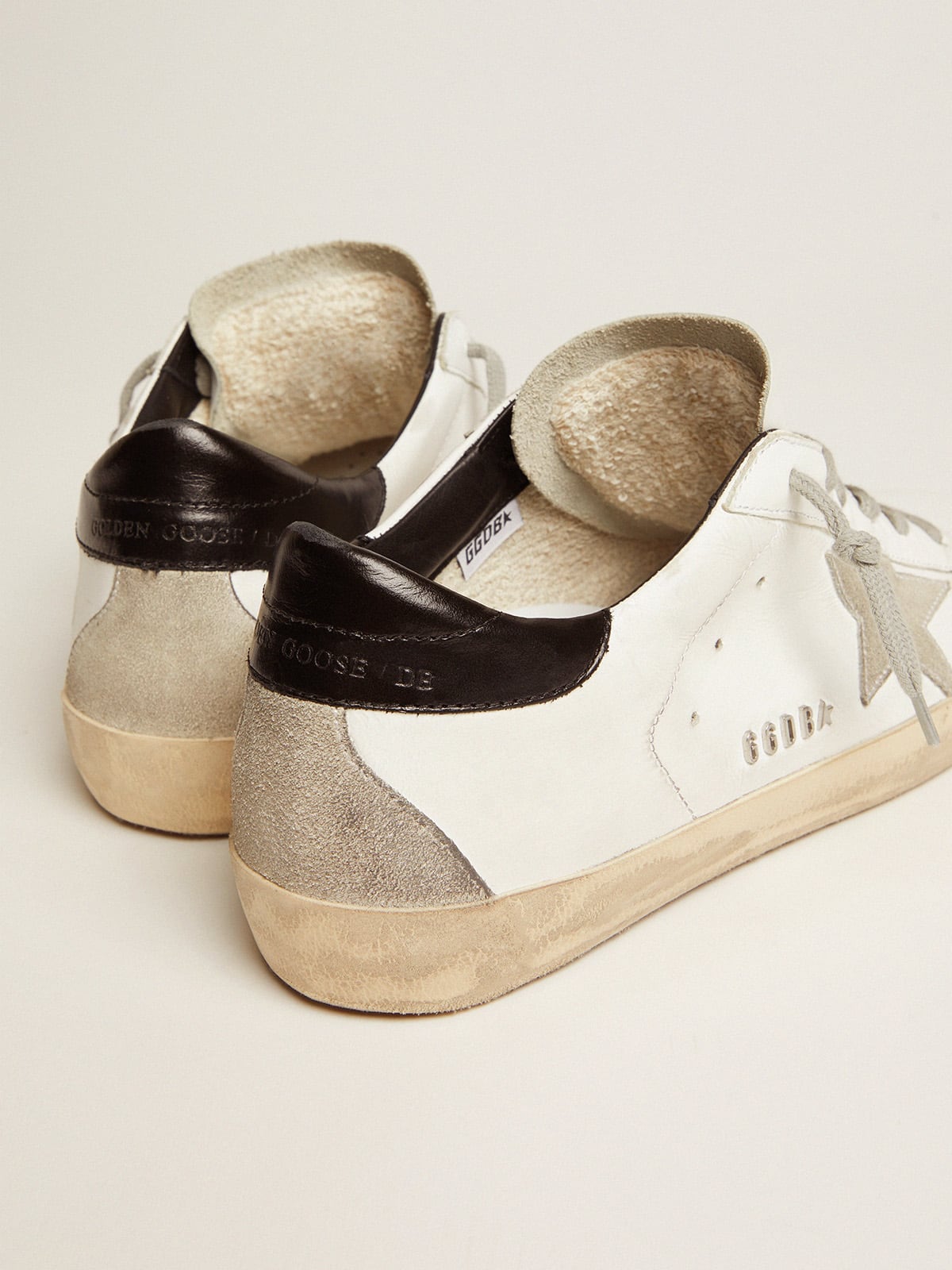 Golden Goose - Damen Super-Star mit schwarzer Ferse und Metallnieten-Schriftzug in 