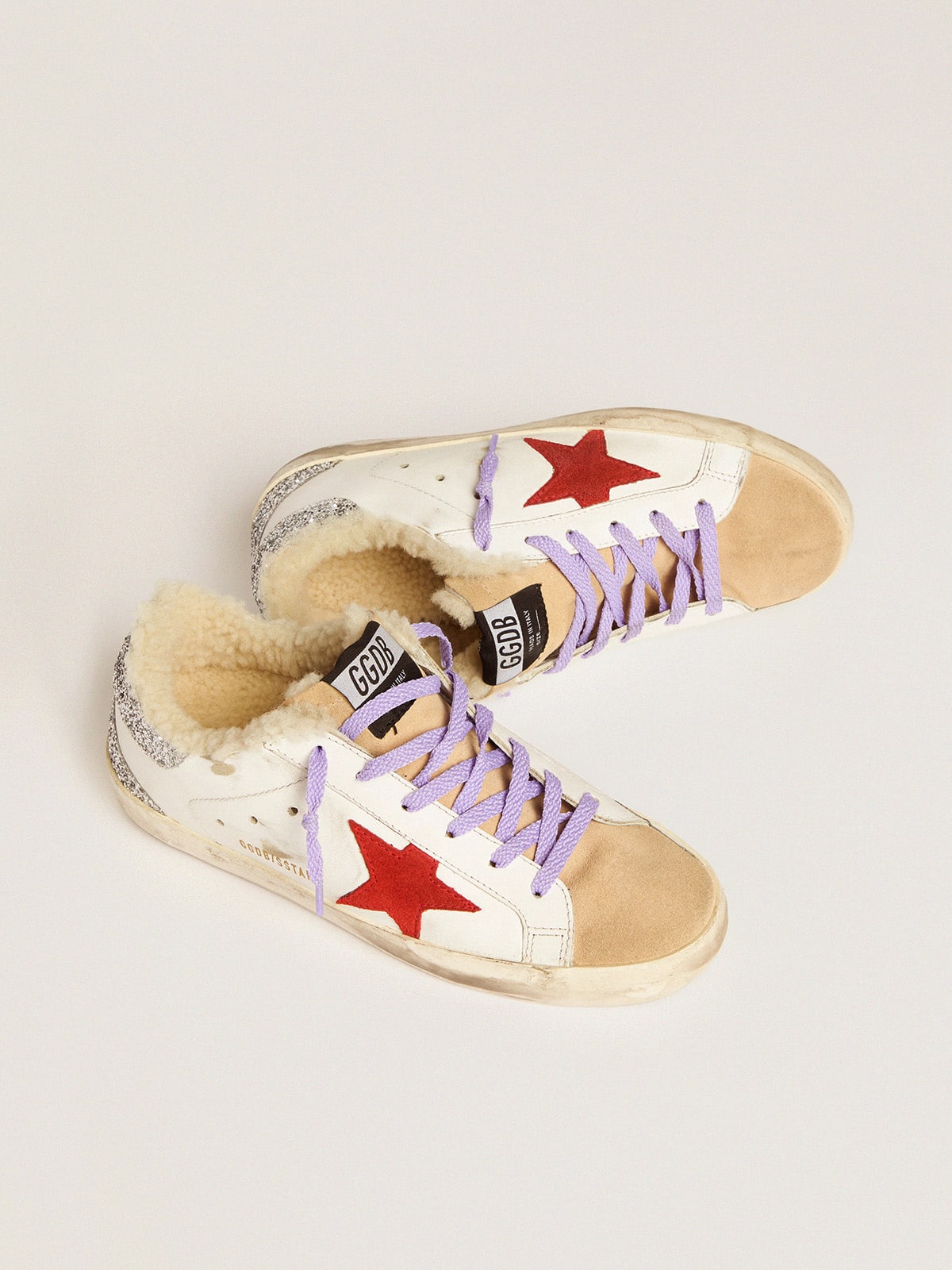 Golden Goose - Sneakers Super-Star avec doublure en shearling et étoile en daim rouge in 