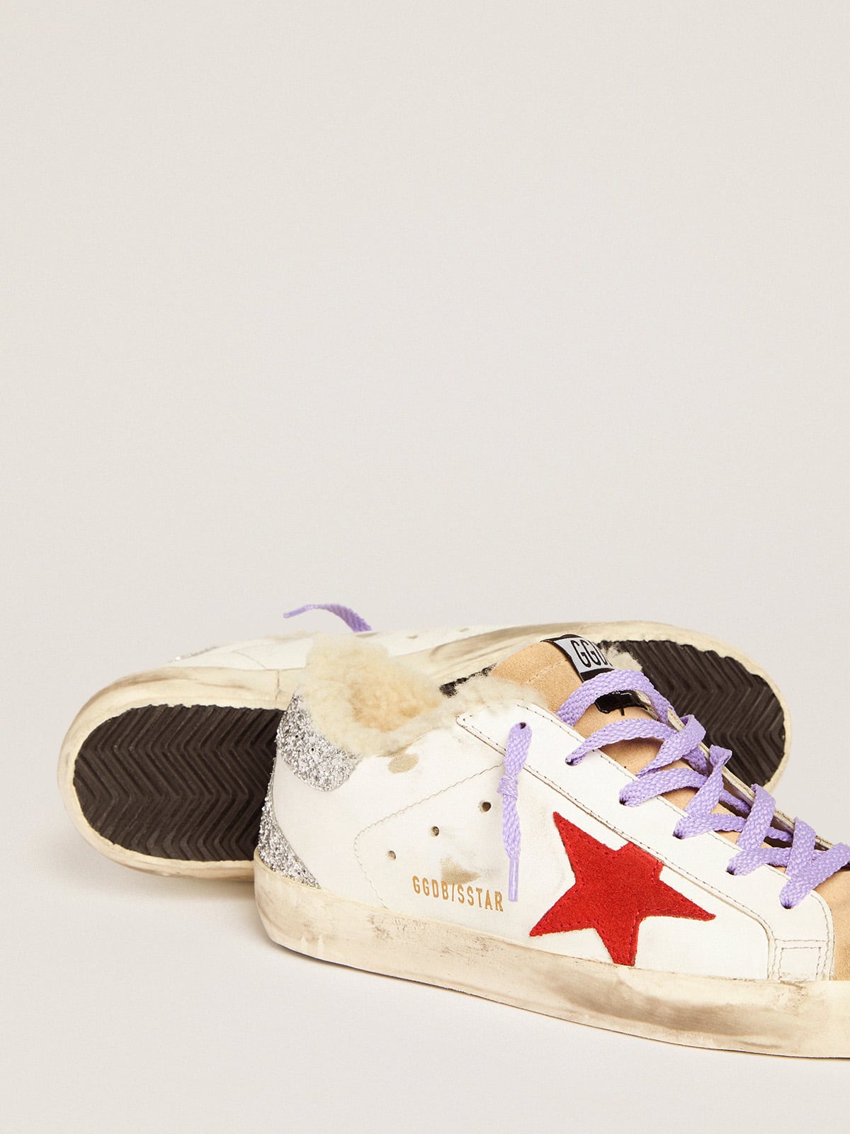 Golden Goose - Sneakers Super-Star avec doublure en shearling et étoile en daim rouge in 