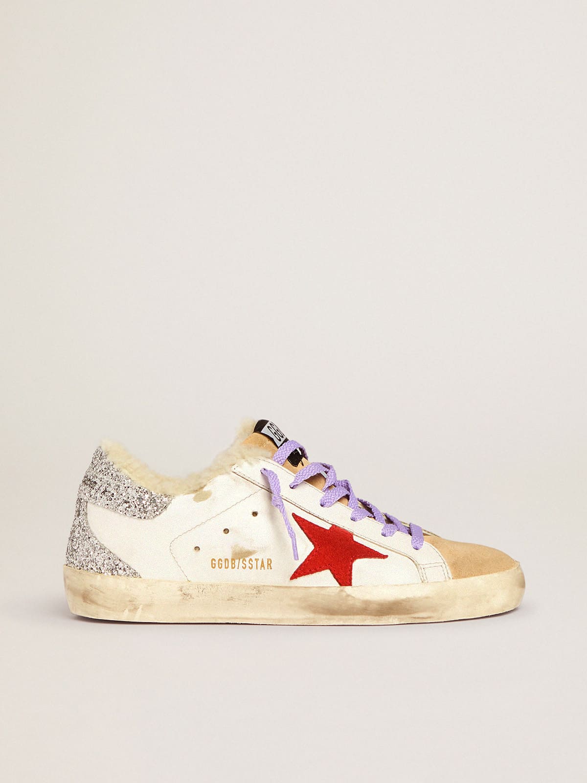 Golden Goose - Sneakers Super-Star avec doublure en shearling et étoile en daim rouge in 