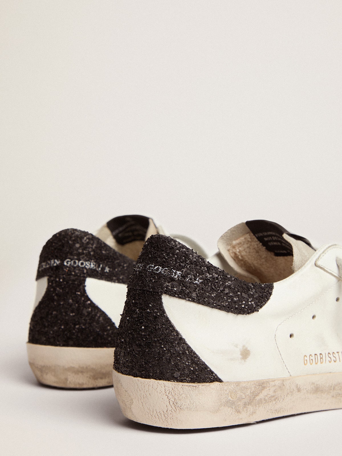 Super Star LTD femme avec etoile doree et contrefort a paillettes noires Golden Goose