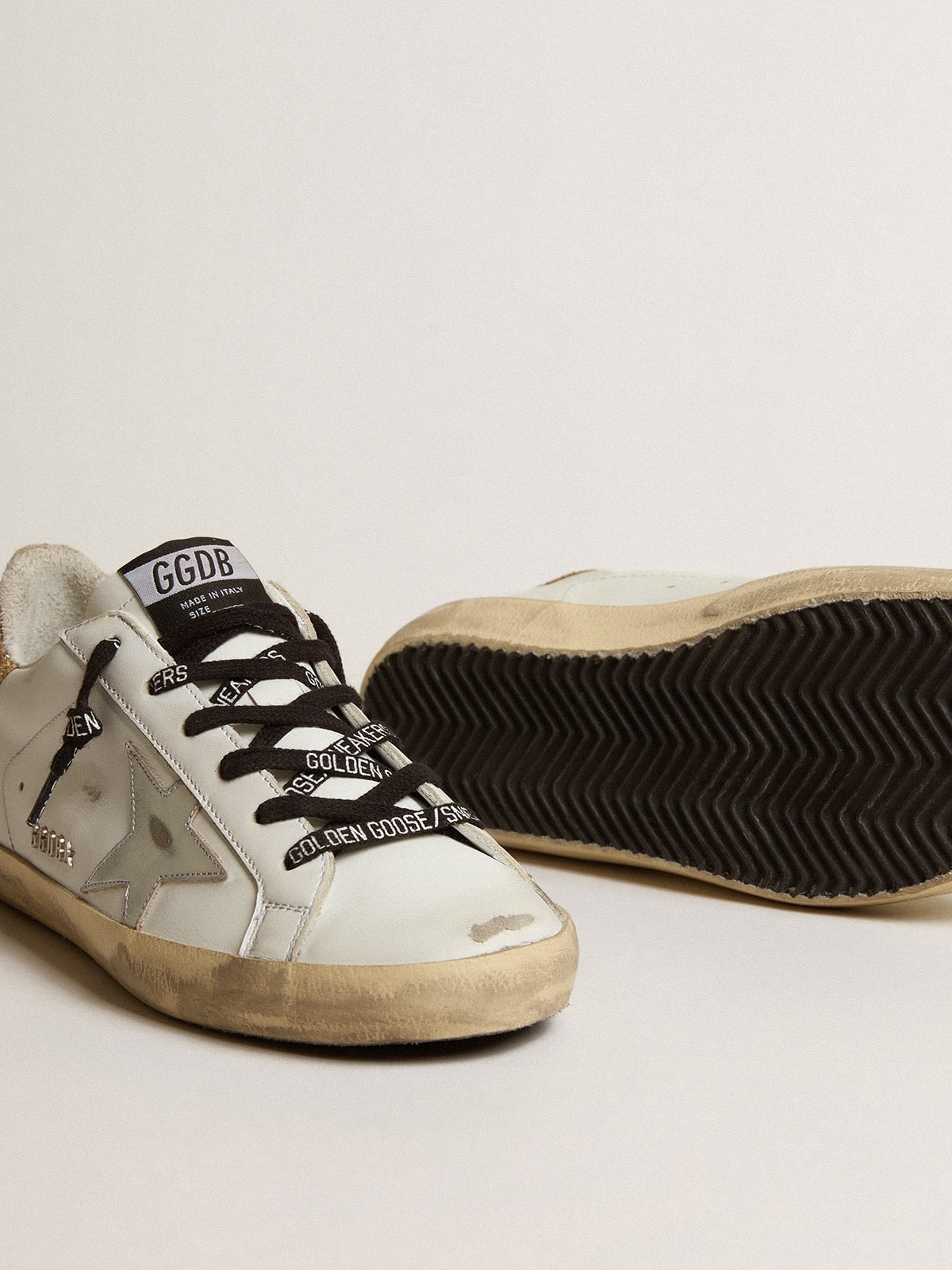 Golden Goose - Zapatillas deportivas Super-Star blancas de piel con refuerzo del talón de purpurina in 