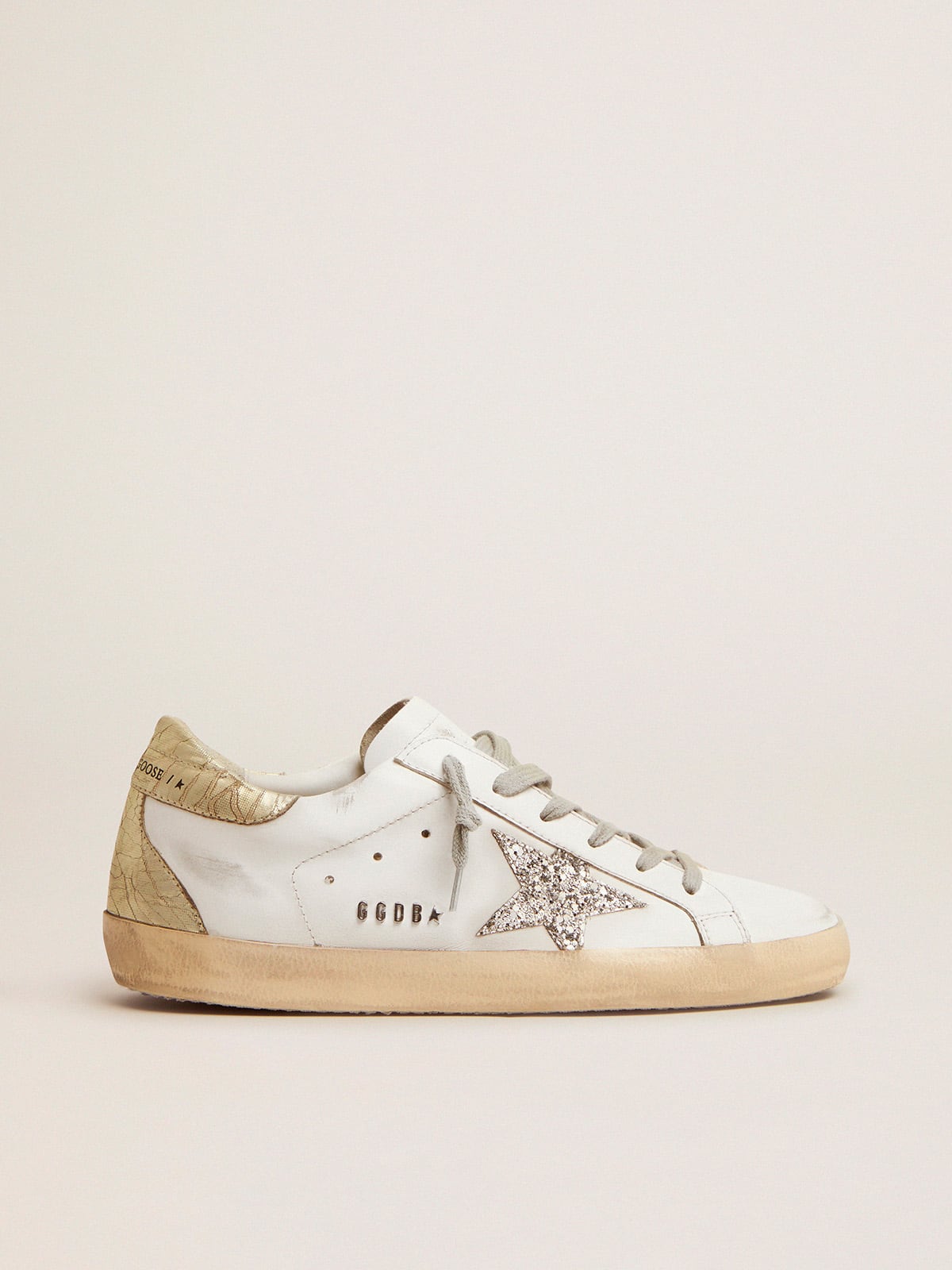 Golden Goose - Sneakers Super-Star mit silberfarbenem Glitzerstern und goldfarbenem Glanzleder an der Fersenpartie in 