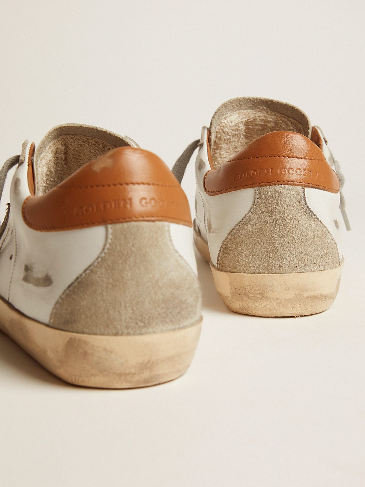 Golden Goose - Super-Star Donna con stella in suede e talloncino marrone in 