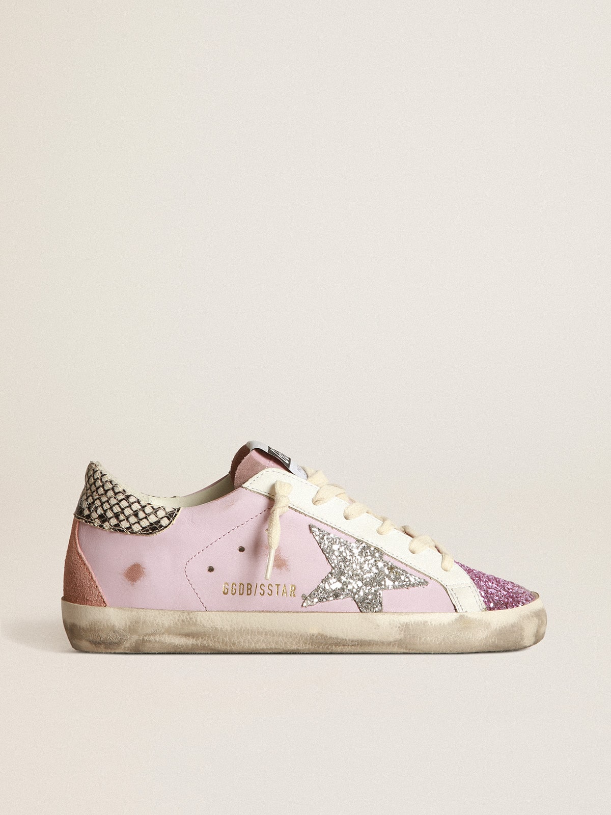 Golden Goose - Sneaker Super-Star in pelle rosa con stella in glitter argento e talloncino in pelle con stampa pitonata in 