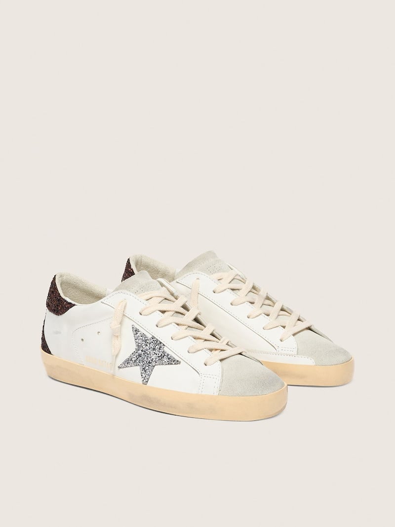 Golden Goose - Super-Star para mujer con estrella plateada brillante y tal&oacute;n con purpurina marr&oacute;n in 