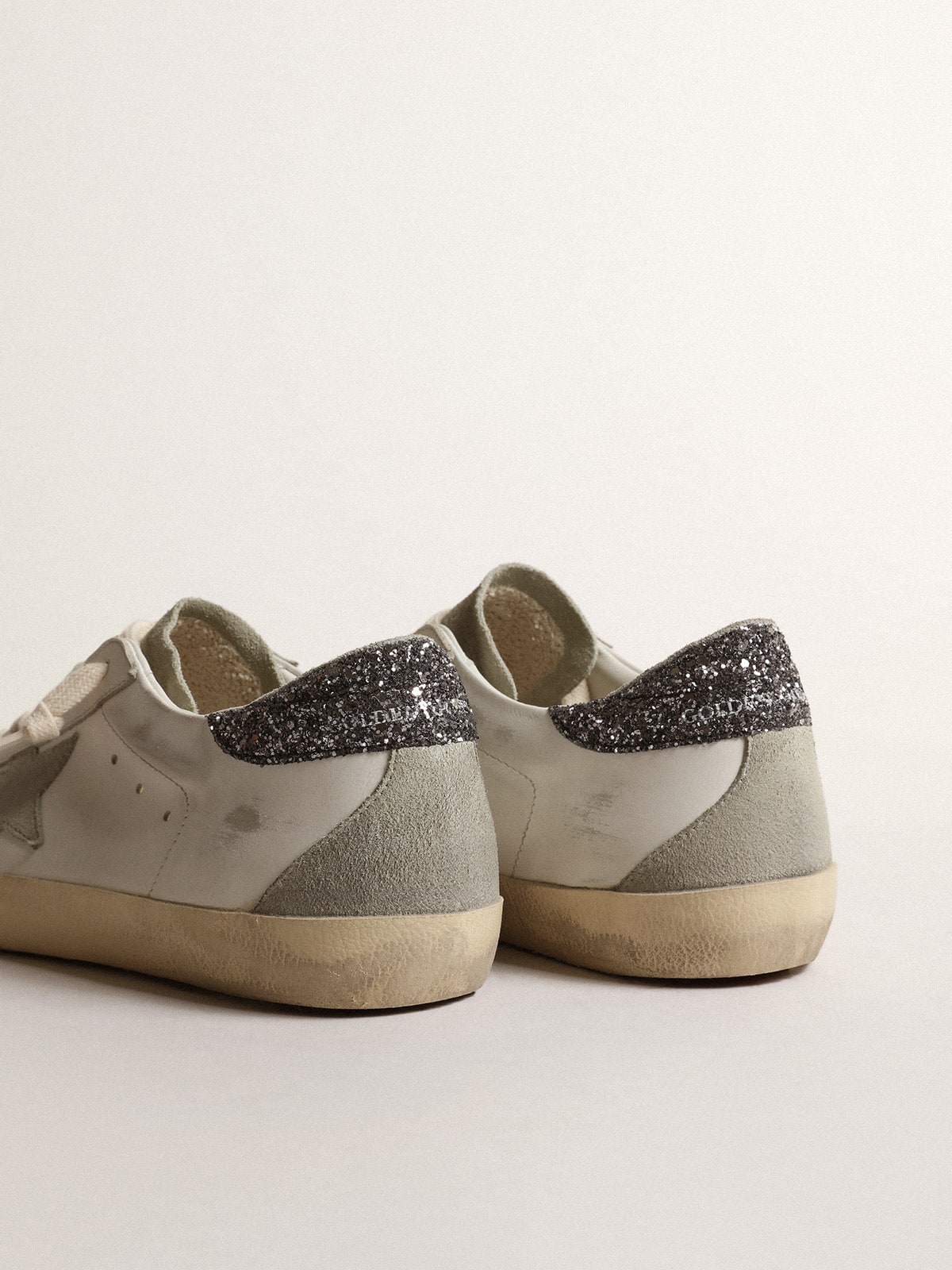 Super Star Donna con stella grigia e talloncino in glitter grigio scuro Golden Goose