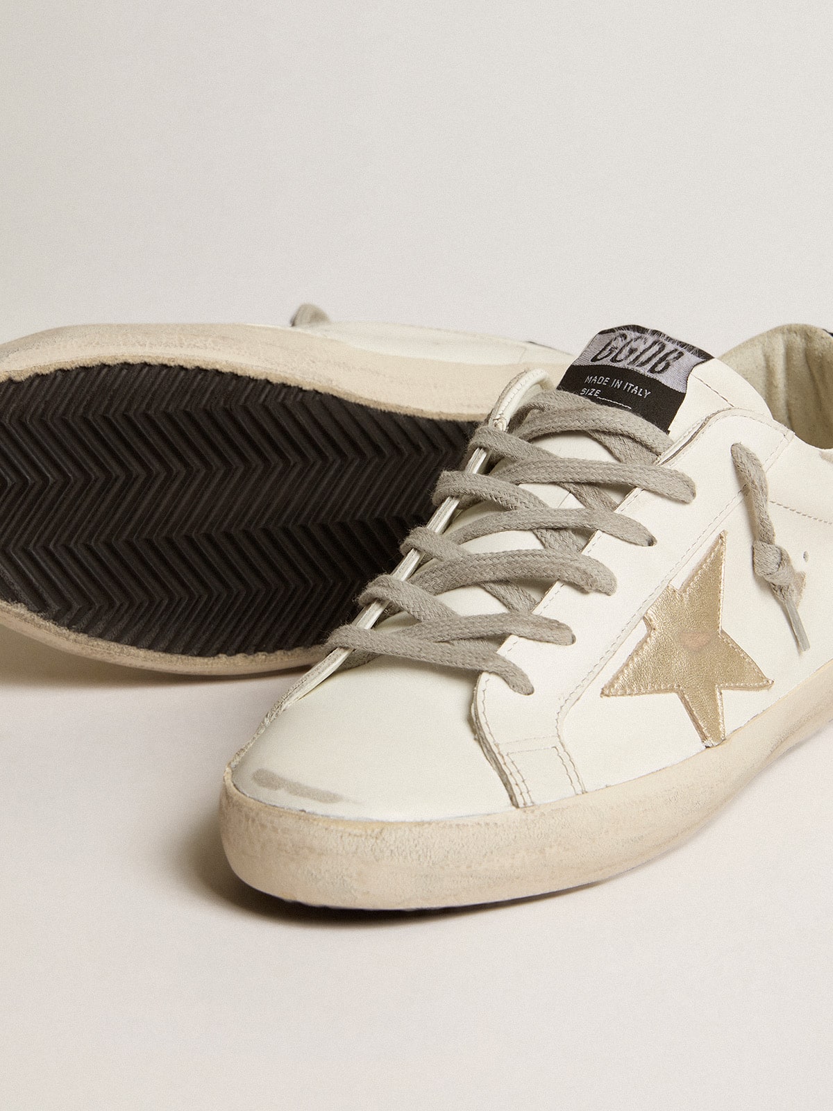 Golden Goose - Super-Star mit goldfarbenem Stern und schwarzem Glitzer an der Ferse in 