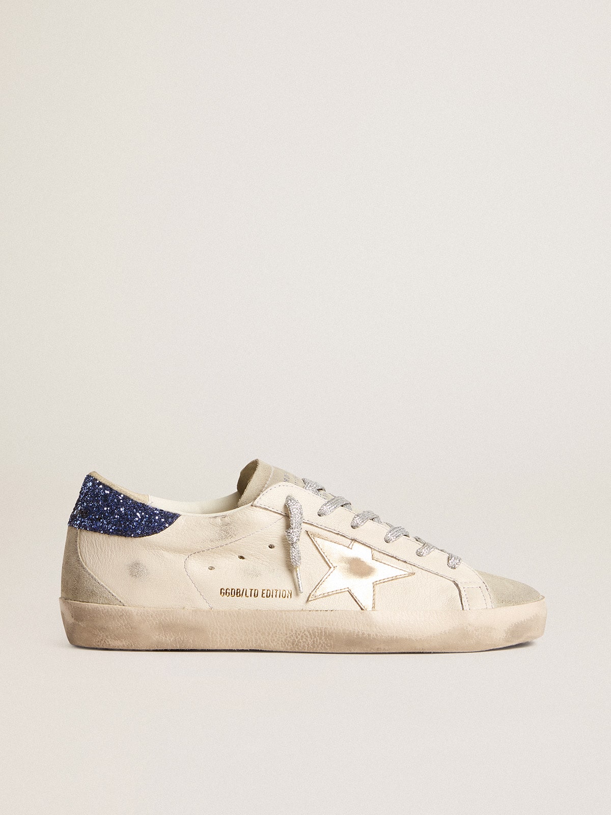 Golden Goose - Super-Star LTD aus Nappa mit Platinstern und blauer Glitzerferse in 