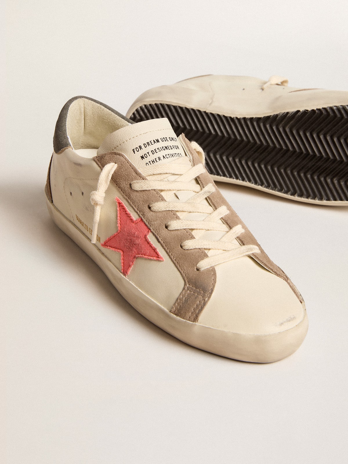 Golden Goose - Super-Star LTD con estrella de gabardina rosa y refuerzo del talón de ante gris in 