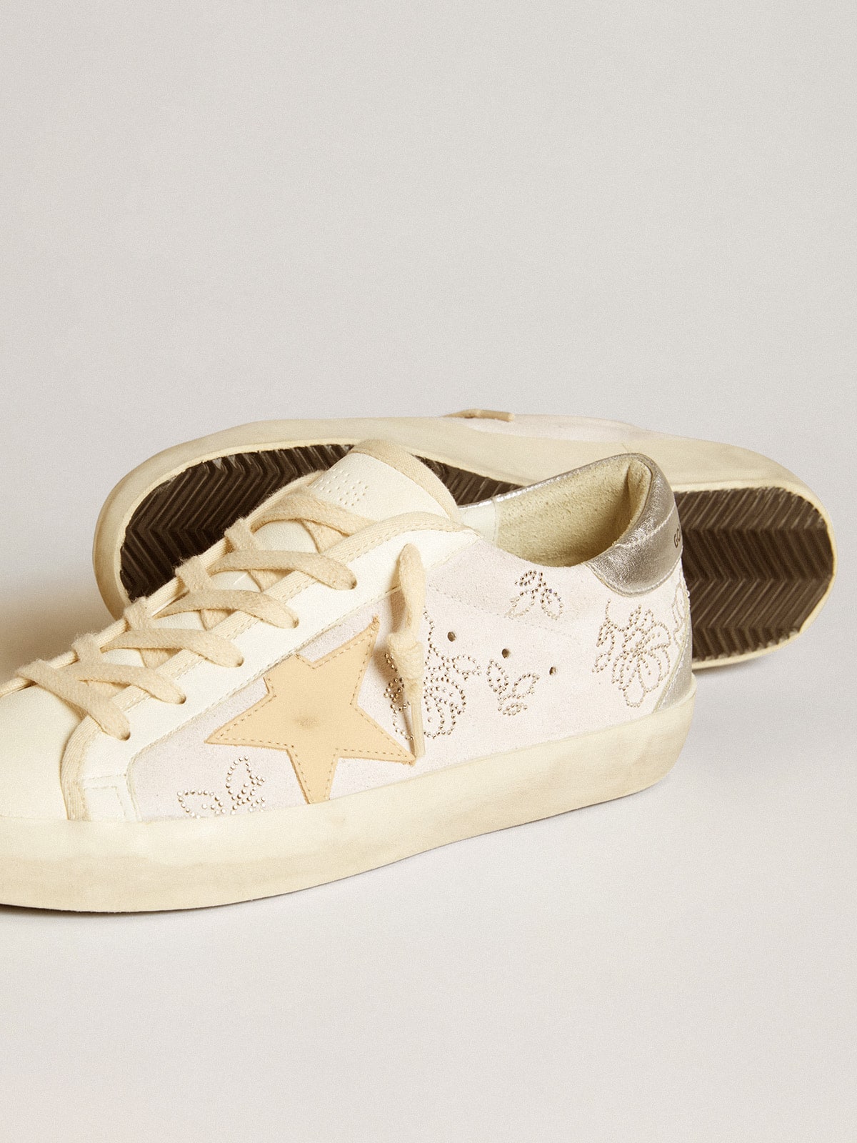 Golden Goose - Super-Star LTD avec cristaux Swarovski et étoile en cuir gris fumé in 