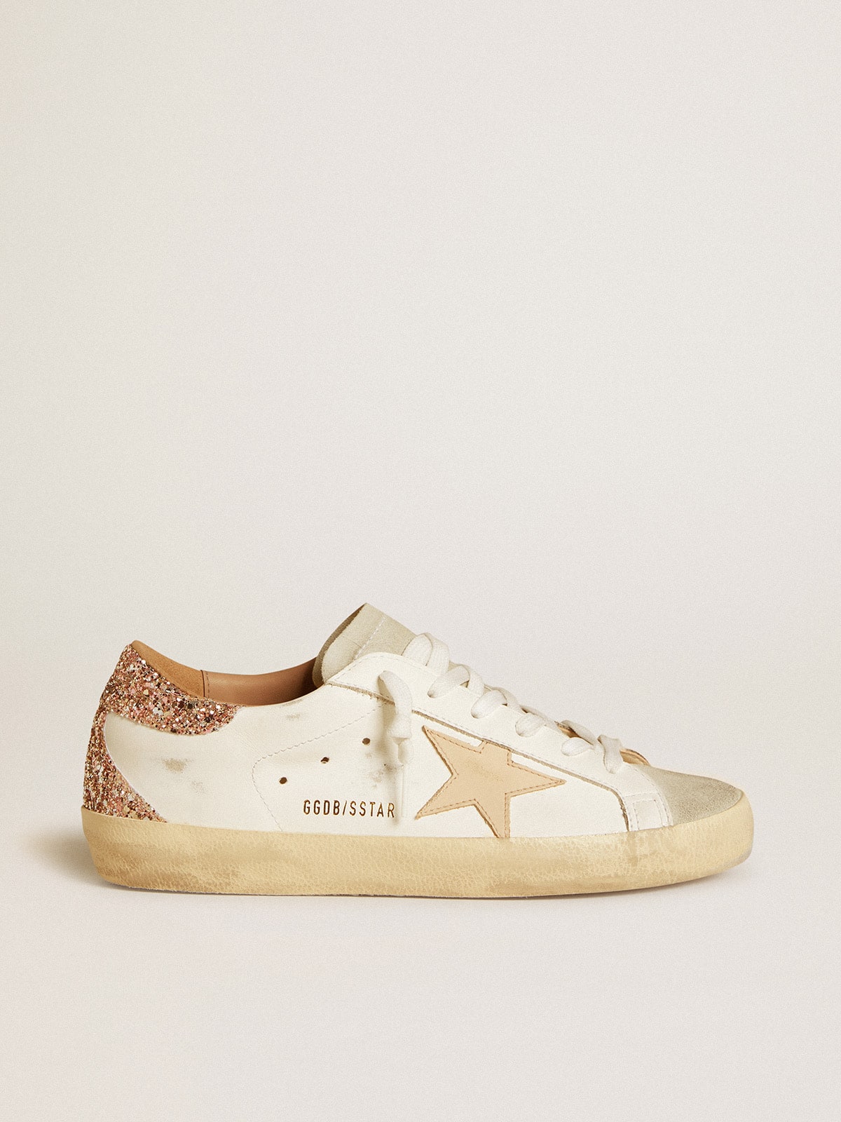 Golden Goose - Super-Star für Damen mit Stern aus Nude-Leder und Goldglitzer an der Fersenpartie in 