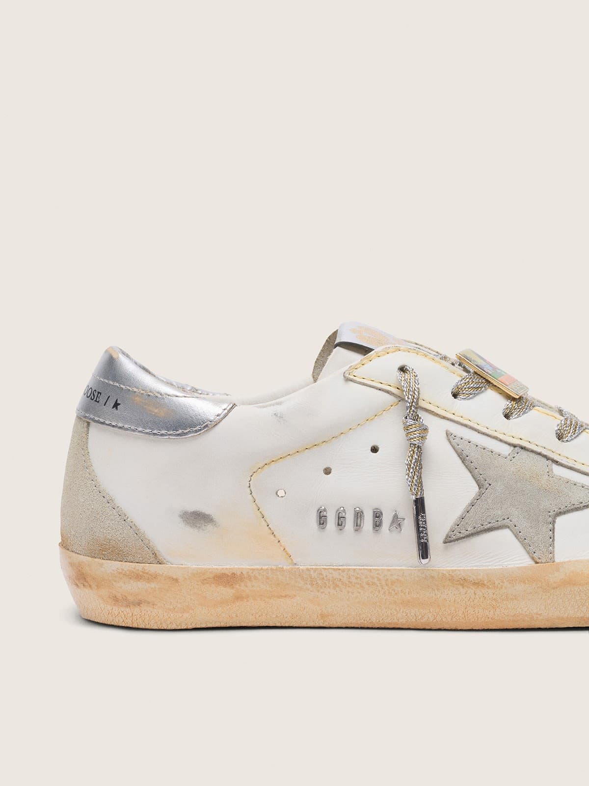 Golden Goose - Super-Star feminino tennis-inspired de couro branco com estrela de suede cinza in 