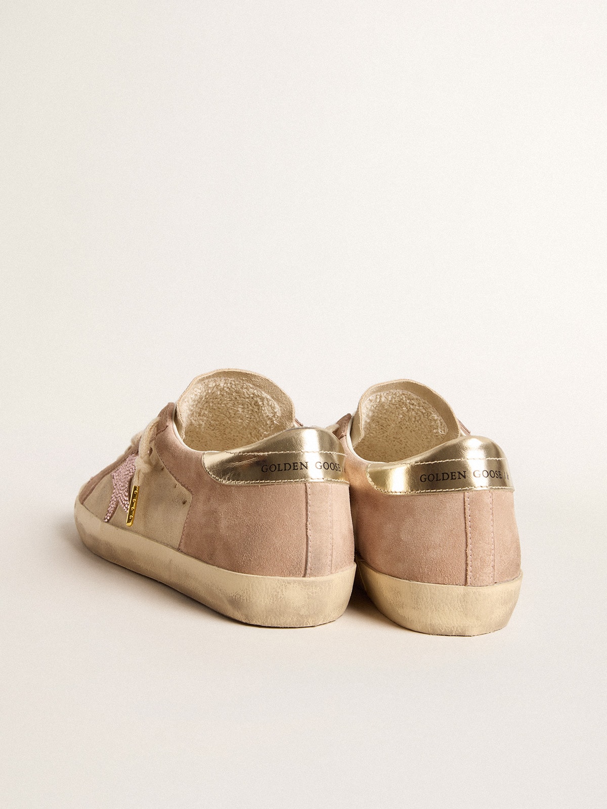 Super Star Donna in suede rosa chiaro con stella in suede e talloncino platino Golden Goose