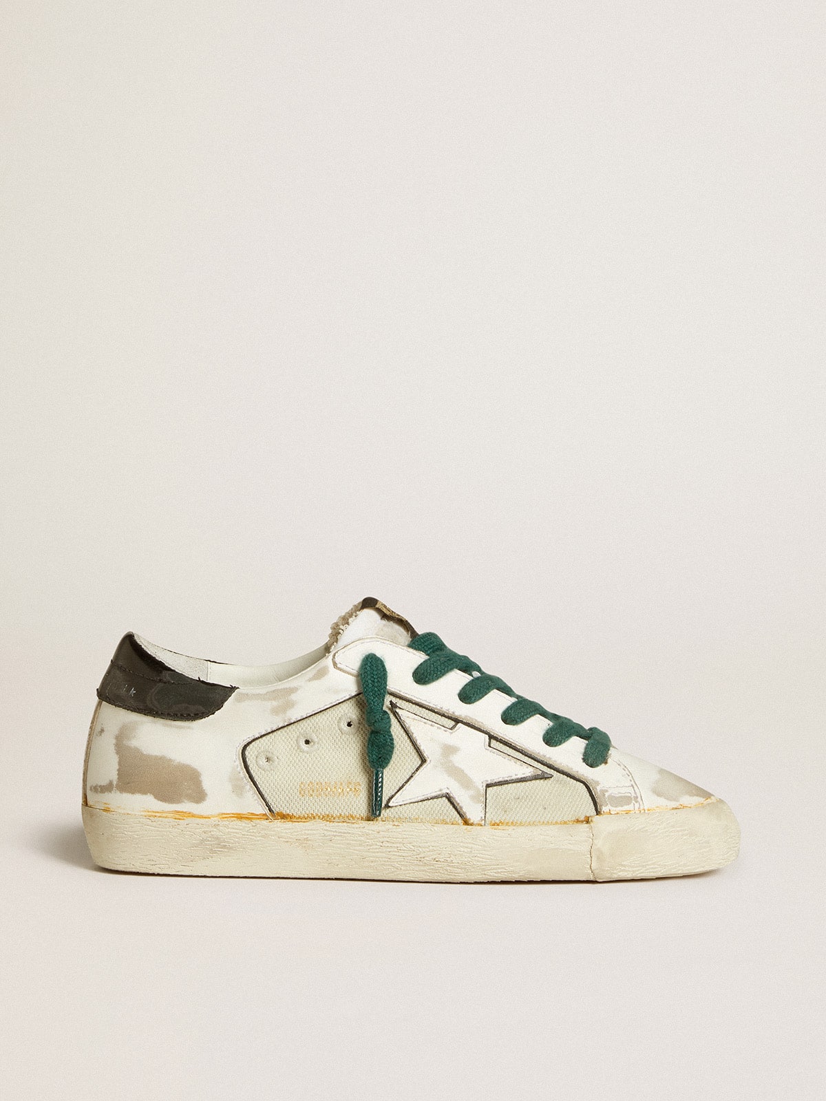 Golden Goose - Super-Star LAB Damen aus weißem Leder mit weißem Stern und schwarzer Fersenpartie in 