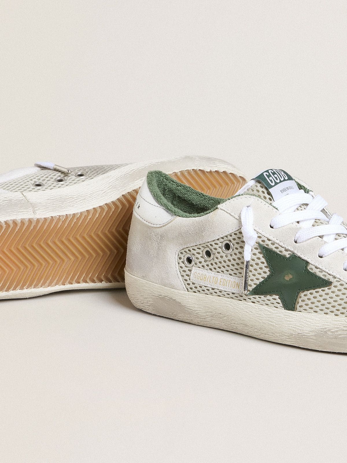 Golden Goose - 여성 그린 레더 스타 & 실버 포일드 레더 힐탭 화이트 스웨이드 및 메쉬 슈퍼스타 LTD in 