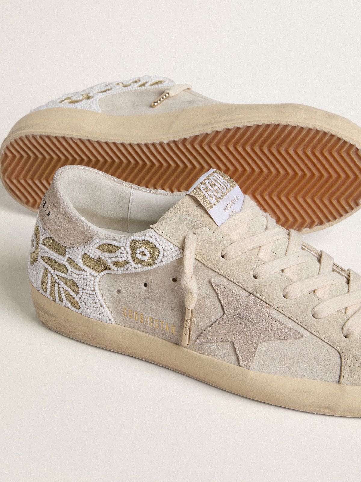 Super-Star Damen aus beigem Suede mit Perlenstickerei und beschichtetem Suedestern