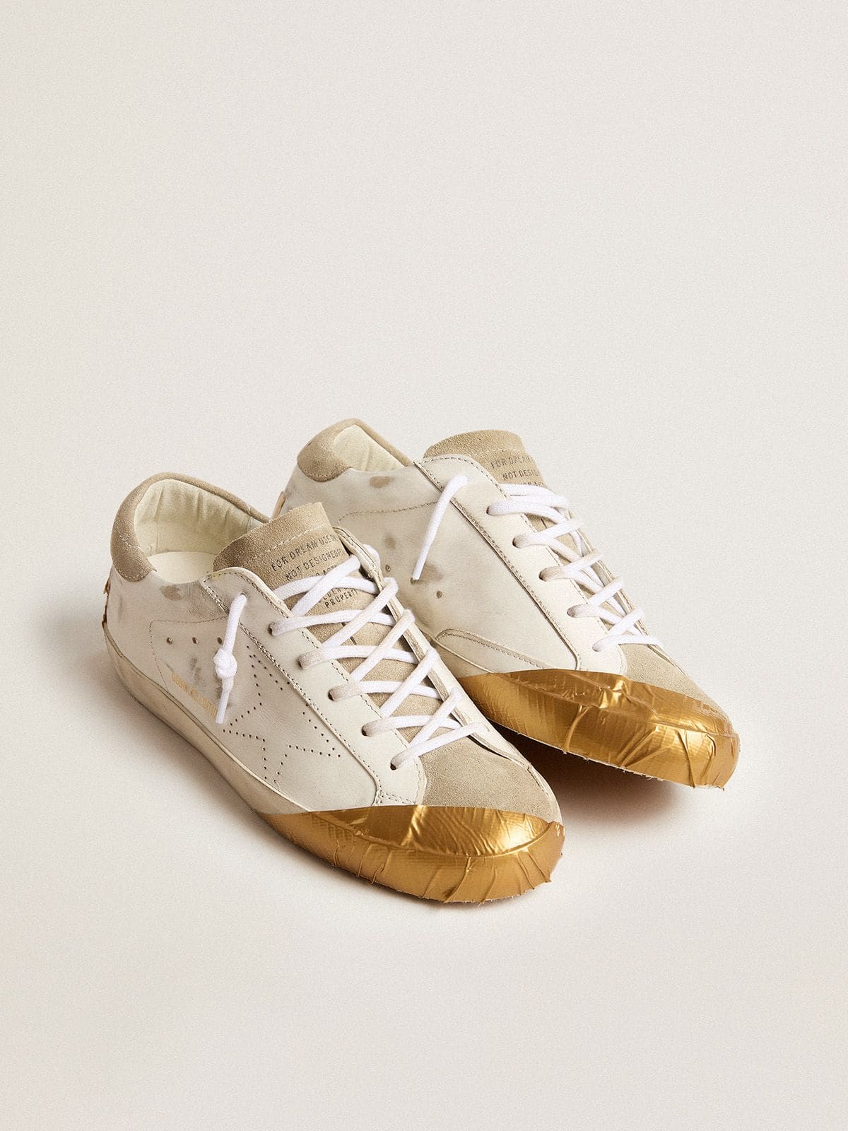 Golden Goose - Super-Star Donna LTD in pelle bianca con inserti in suede color grigio ghiaccio e tape color oro in 