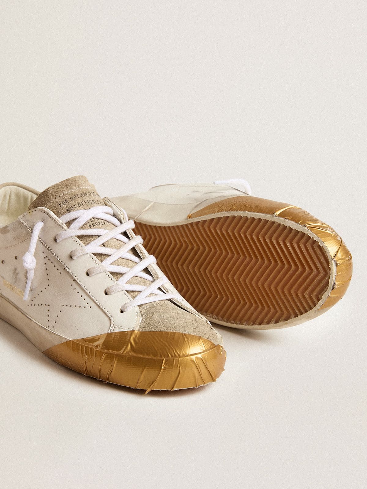 Golden Goose - Super-Star Donna LTD in pelle bianca con inserti in suede color grigio ghiaccio e tape color oro in 