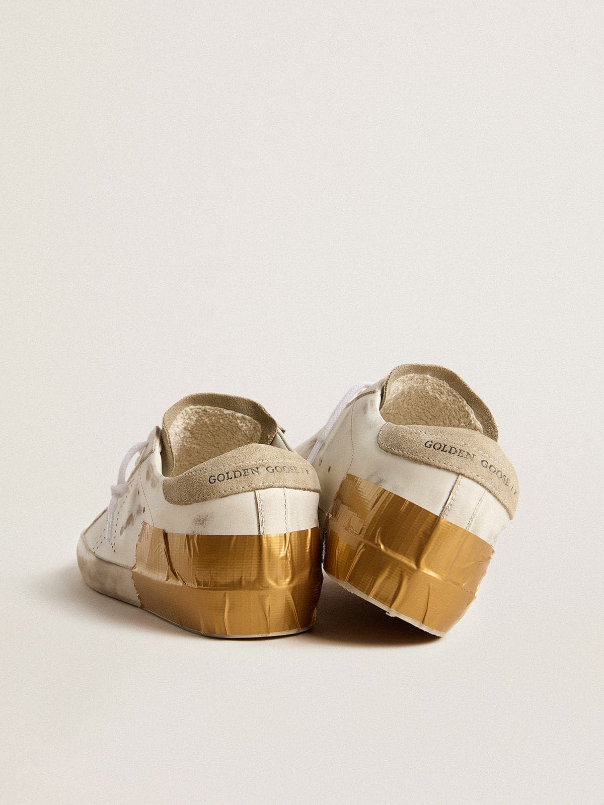 Golden Goose - Super-Star Donna LTD in pelle bianca con inserti in suede color grigio ghiaccio e tape color oro in 