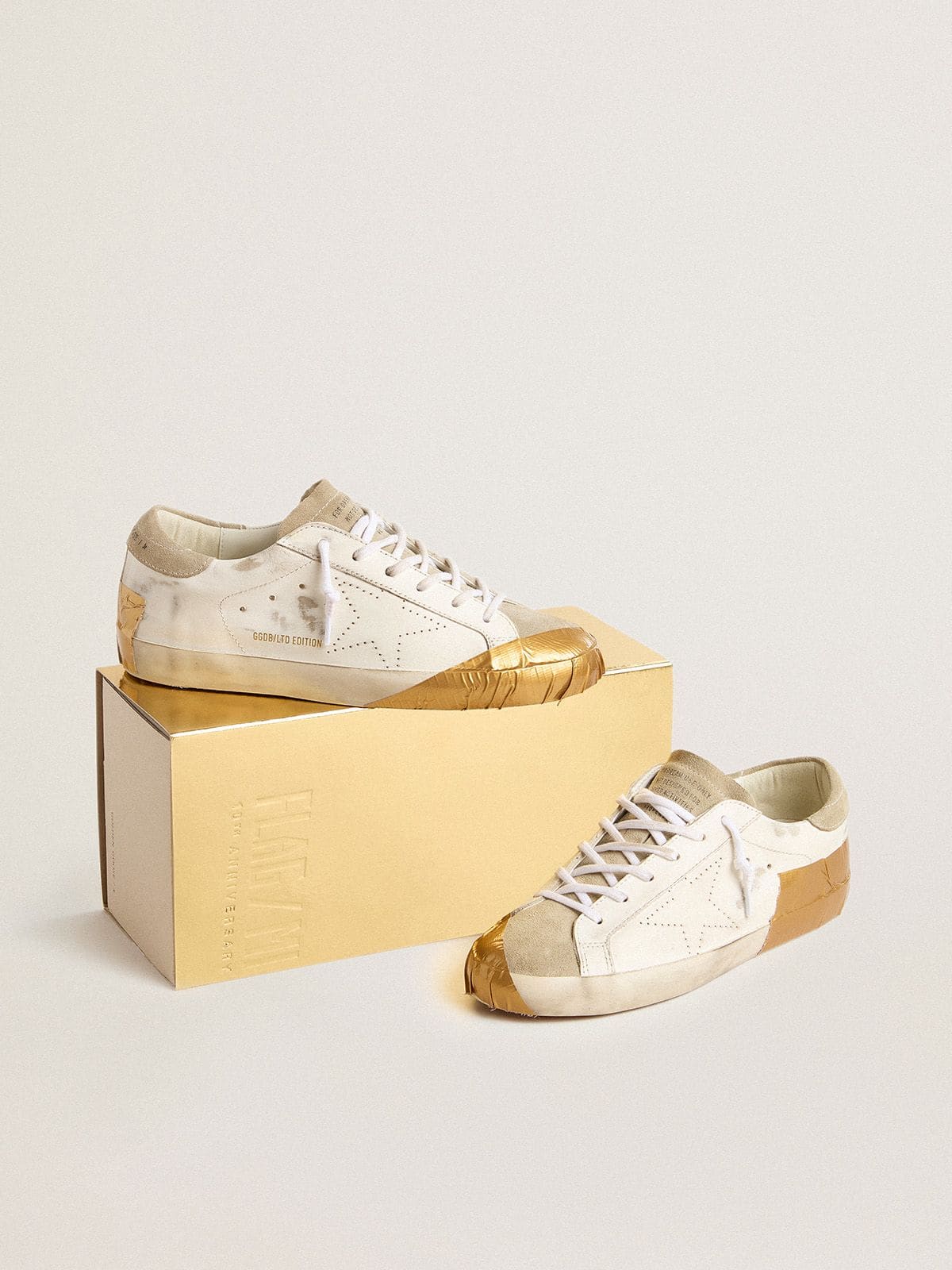 Golden Goose - Super-Star Donna LTD in pelle bianca con inserti in suede color grigio ghiaccio e tape color oro in 