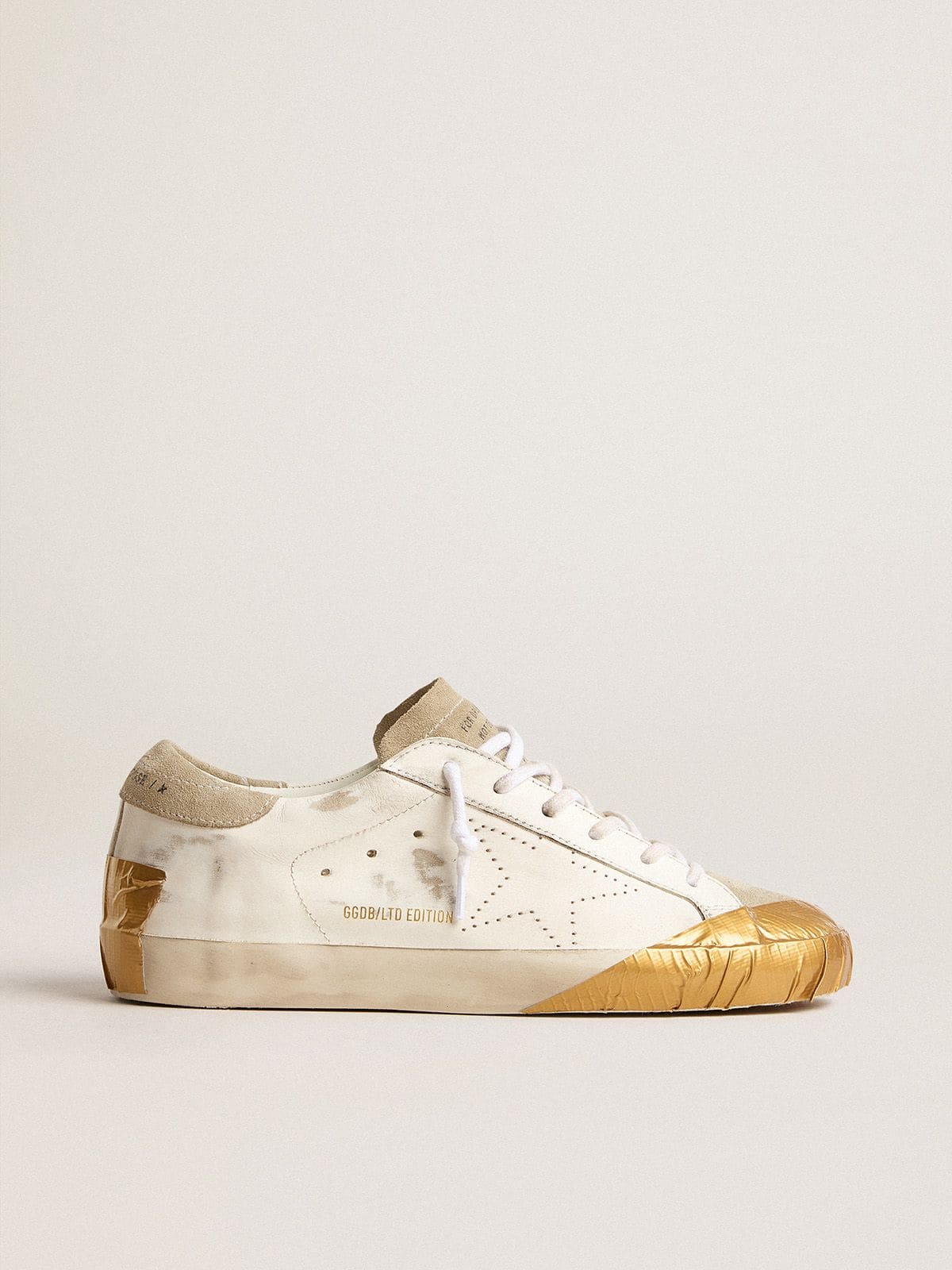 Golden Goose - Super-Star Donna LTD in pelle bianca con inserti in suede color grigio ghiaccio e tape color oro in 