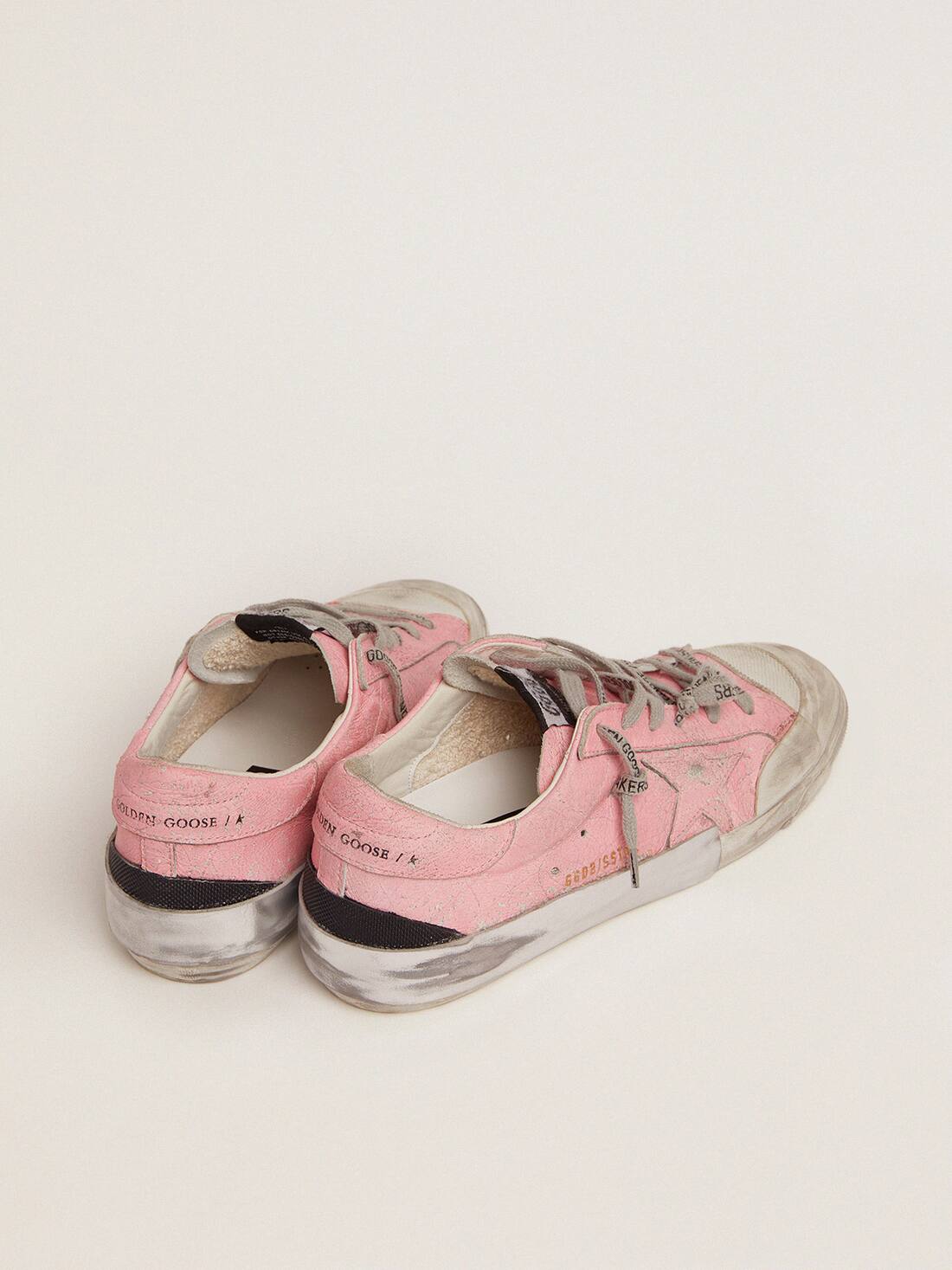 SuperStar sneakers in pink crackled leather and multifoxing Golden