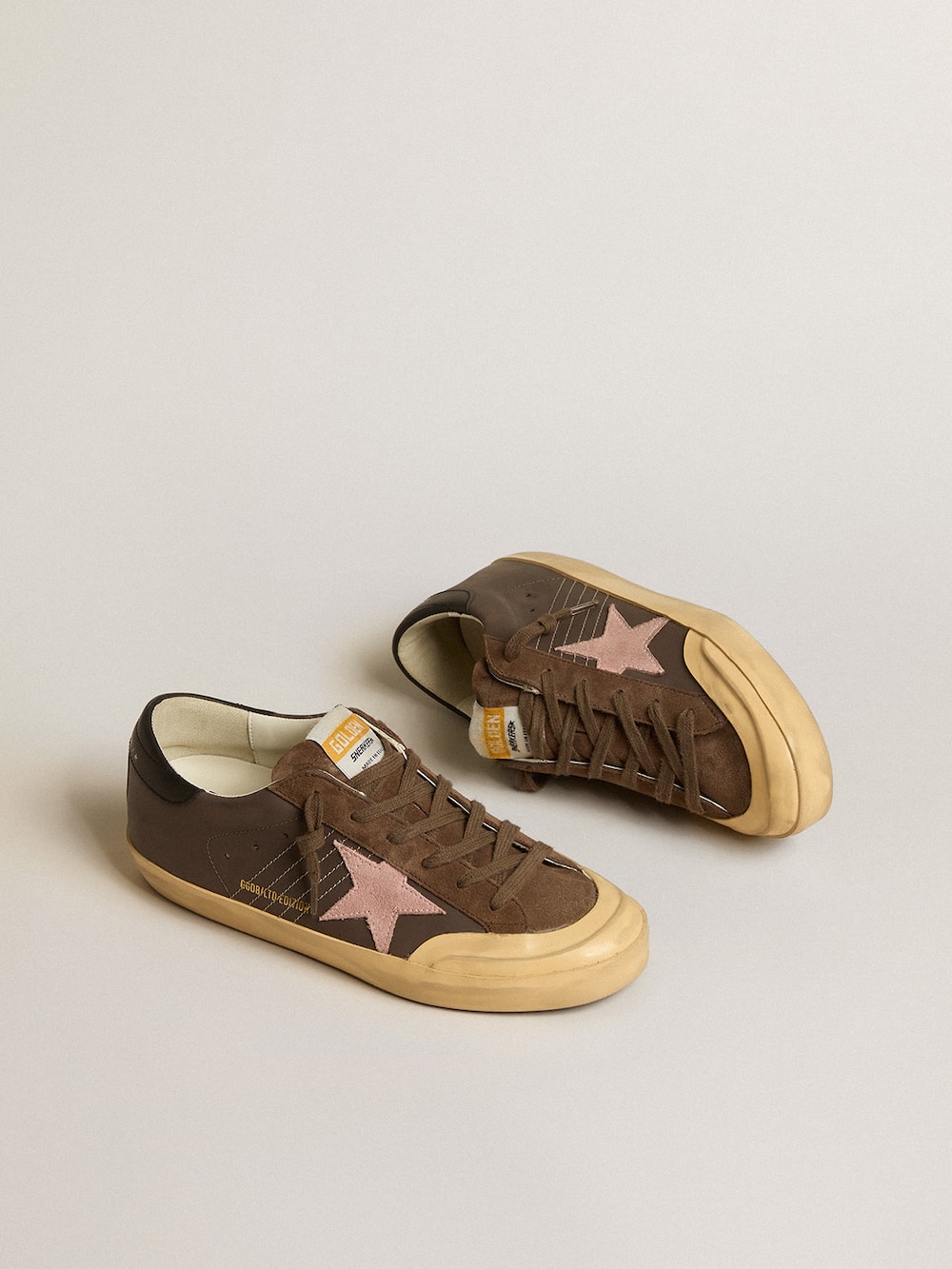 Golden Goose - Super-Star Penstar LTD en cuir marron avec étoile en daim rose in 