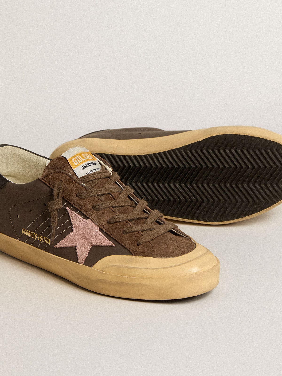 Golden Goose - Super-Star Penstar LTD en cuir marron avec étoile en daim rose in 