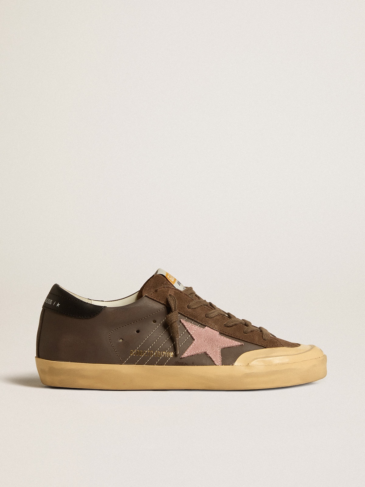 Golden Goose - Super-Star Penstar LTD en cuir marron avec étoile en daim rose in 