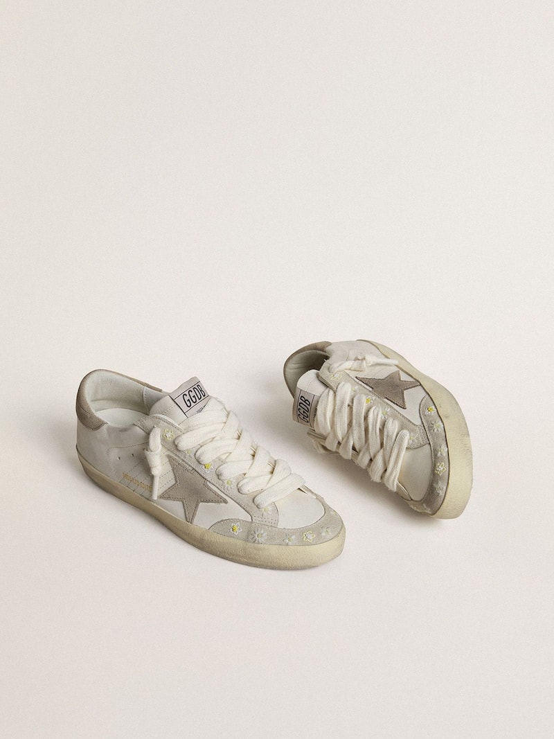 Golden Goose - Super-Star LTD Damen mit Stern und Ferse aus beigem Rauleder und Stickblumen in 