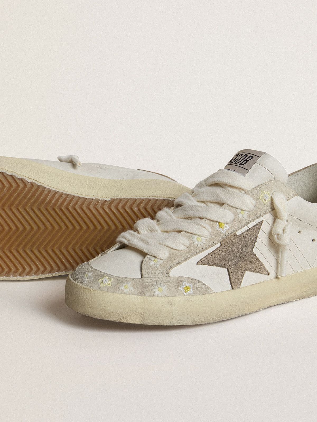 Golden Goose - Super-Star LTD pour femme avec étoile et contrefort en cuir velours beige et broderies florales in 