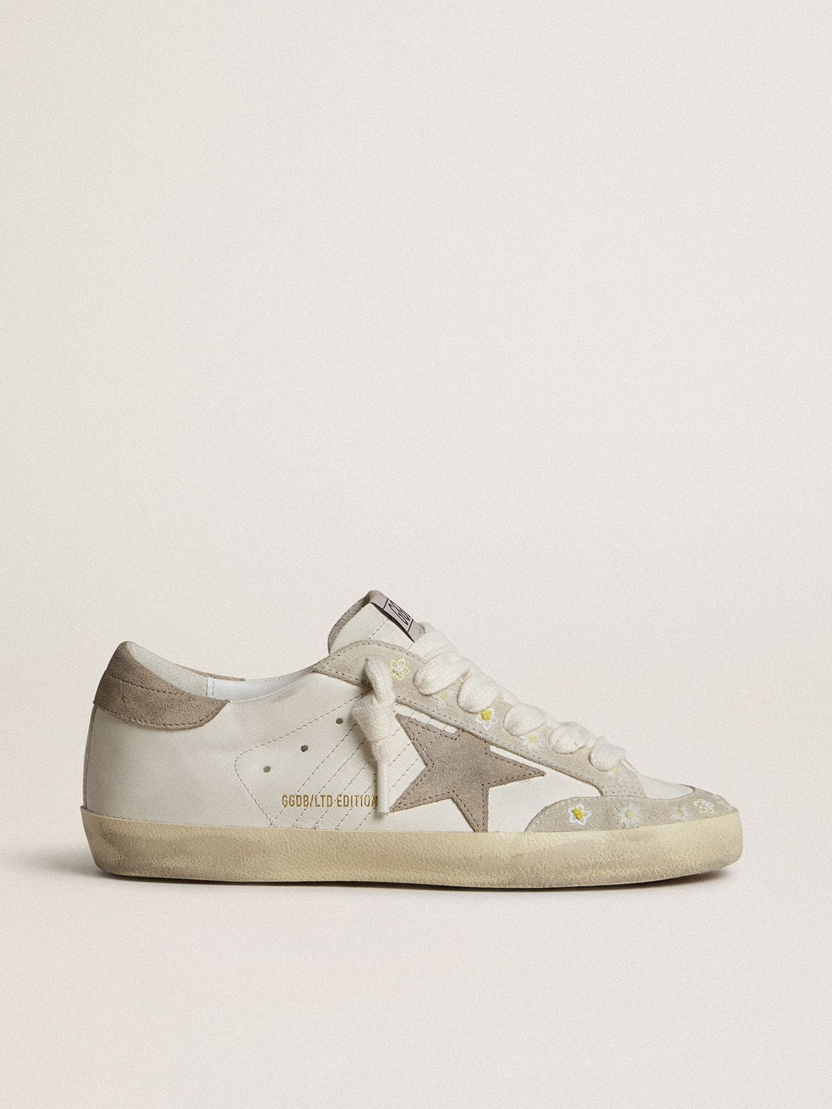 Golden Goose - Super-Star LTD pour femme avec étoile et contrefort en cuir velours beige et broderies florales in 