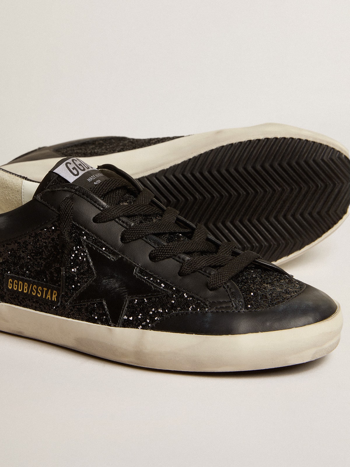 Golden Goose - Super-Star en cuir nappa et paillettes noirs avec étoile en cuir brillant noir in 