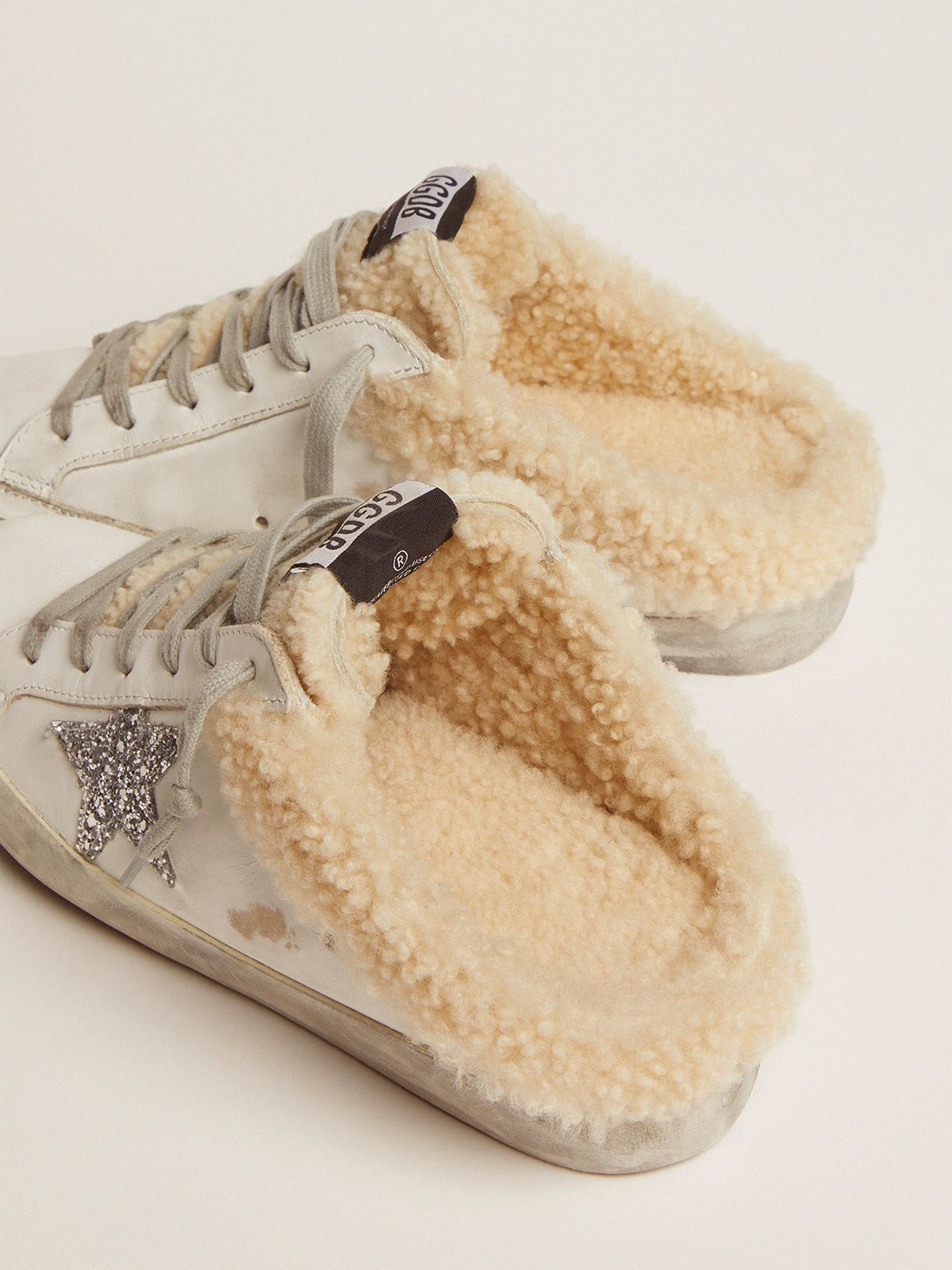 Golden Goose - Super-Star Sabot Donna in pelle bianca e fodera in shearling in 