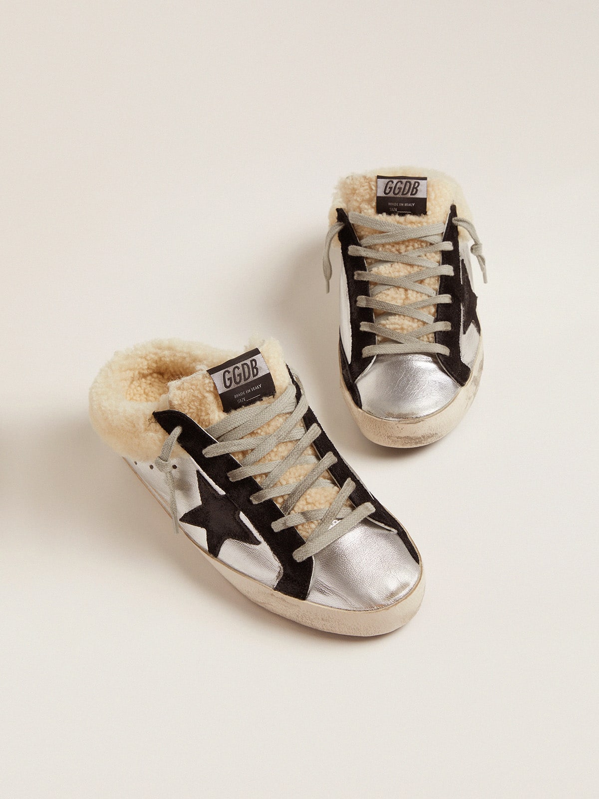 Mules Super Star femme en cuir lame argente avec etoile noire Golden Goose