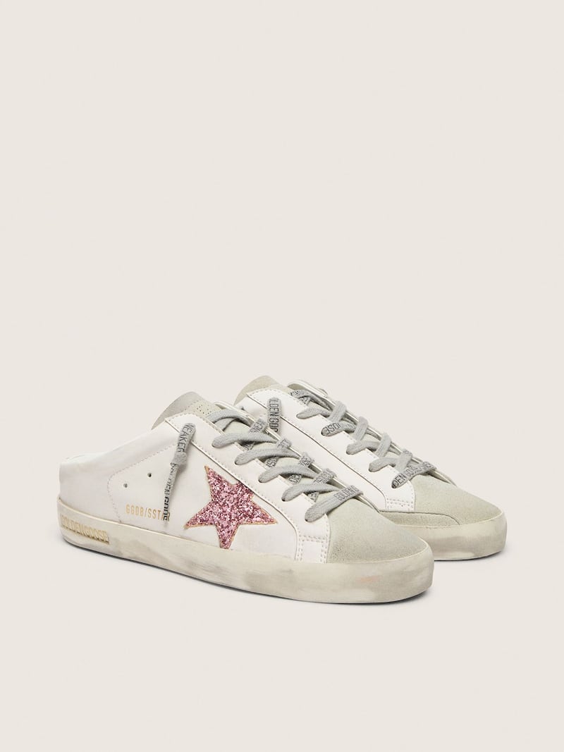 Golden Goose - Super-Star Sabot bio-based con estrella de purpurina rosa y puntera de ante in 
