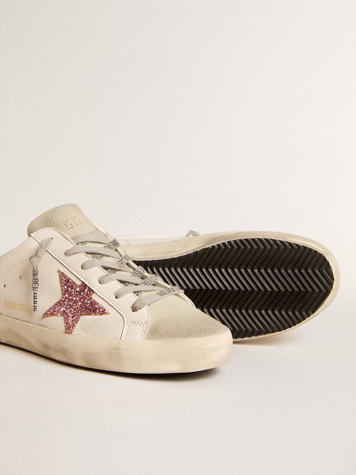 Golden Goose - Mule Super-Star de base vegetal com estrela de glitter rosa e biqueira de suede in 