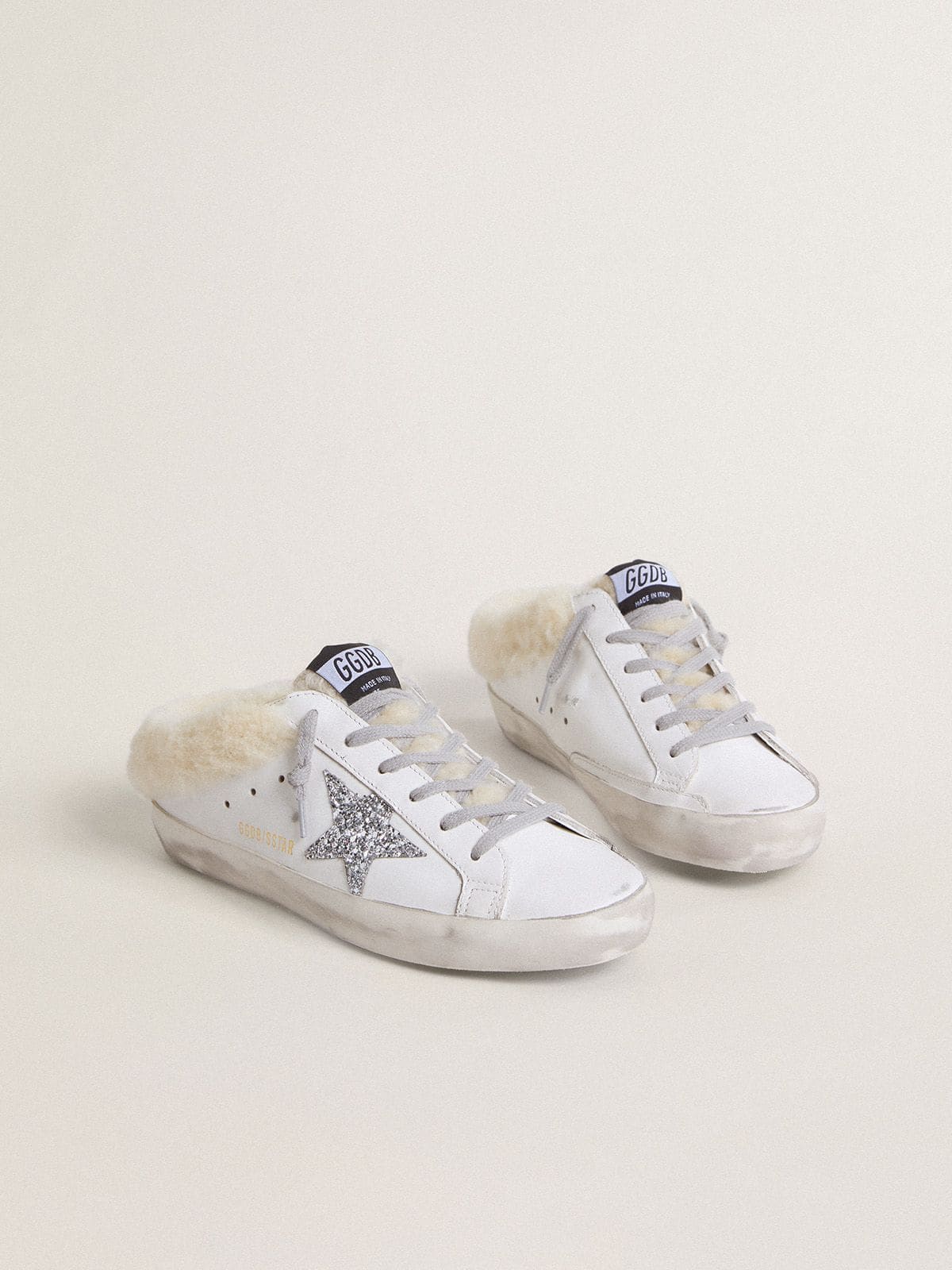 Mules Super-Star de piel blanca y forro de shearling con estrella plateada