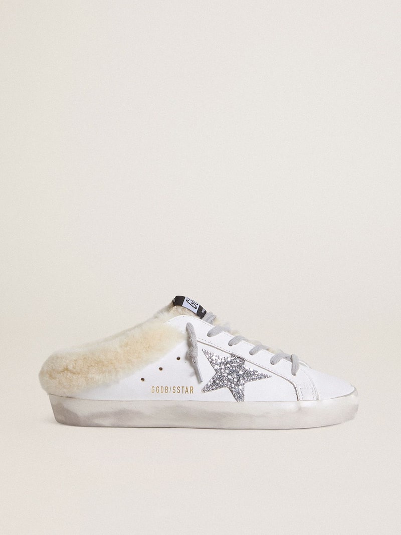 Mules Super-Star de piel blanca y forro de shearling con estrella plateada