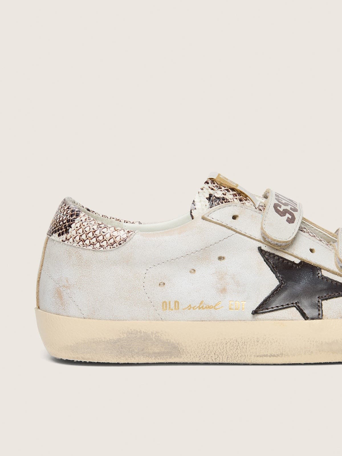 Golden Goose - Old School Damen aus wei&szlig;em Leder mit schwarzem Lederstern und Eins&auml;tzen mit Pythonprint in 