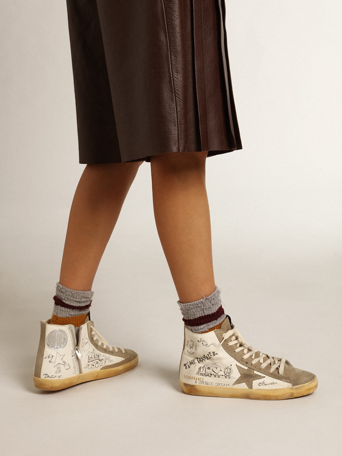 Golden Goose - Damen Francy mit taubengrauen Rauledereinsätzen und All-Over-Schriftzug in 