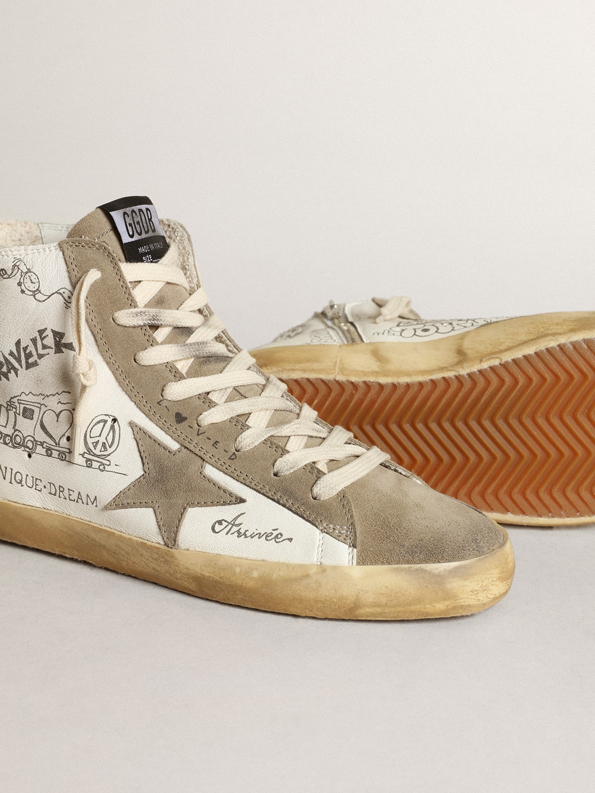 Golden Goose - Damen Francy mit taubengrauen Rauledereinsätzen und All-Over-Schriftzug in 