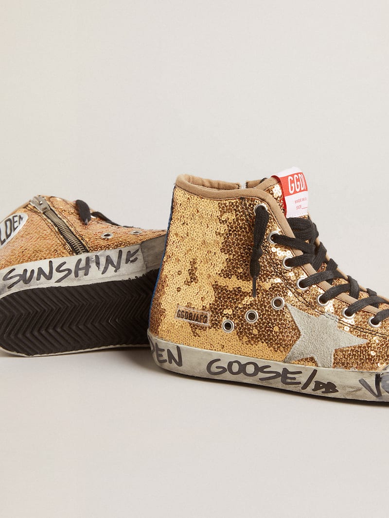 Golden Goose - Francy Penstar aus goldfarbenem Glitzer mit Raulederstern und kornblumenblauer Fersenpartie in 