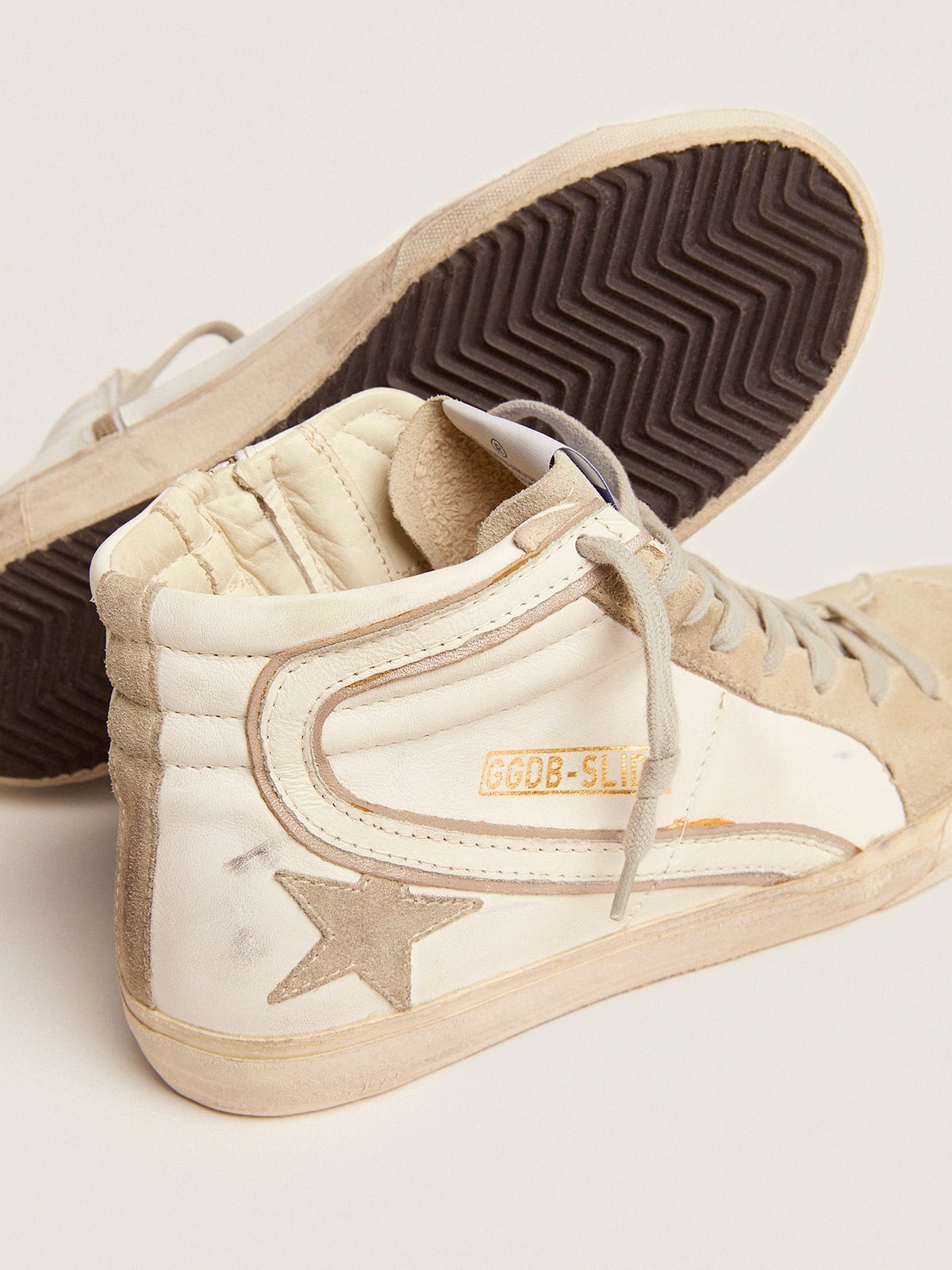 Slide femme avec etoile en daim gris froid et virgule blanche Golden Goose