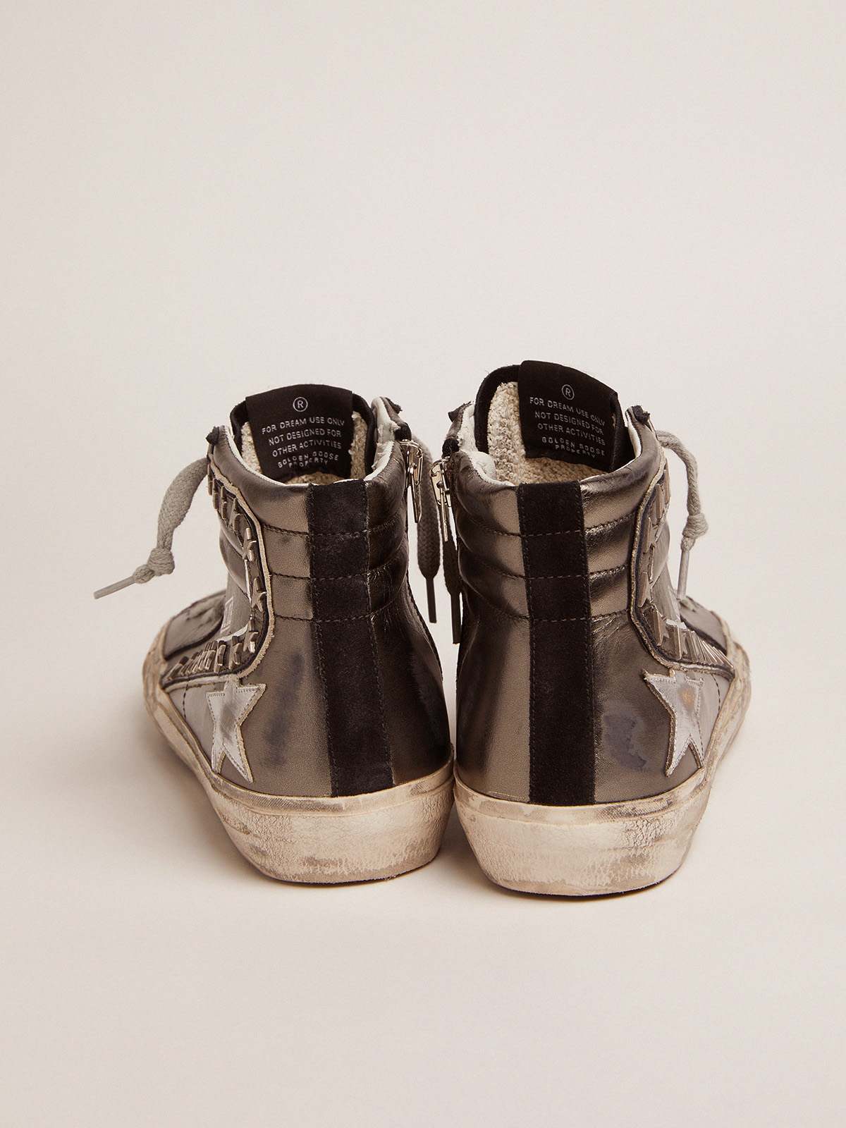 Golden Goose - Slide para mujer con pala de piel laminada plateada y tachuelas in