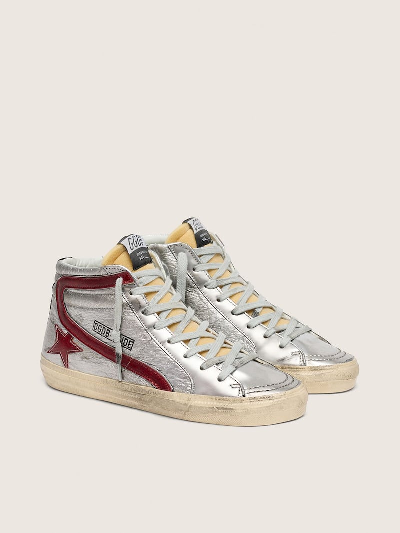 Golden Goose - Slide de mujer con pala plateada de piel laminada y detalle de &laquo;coma&raquo; de piel laminada roja in 